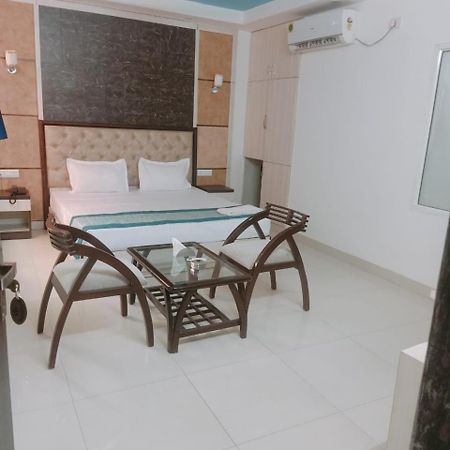 Aero Home Stay- Bed & Breakfast New Delhi Extérieur photo